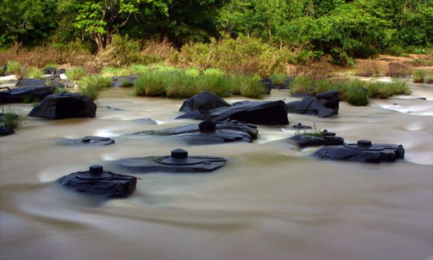 Dry Weather Reveals Amazing River With Thousands of Shiva Lingas
